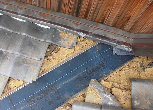 加古川市の谷板金交換にともなう防水シート敷設